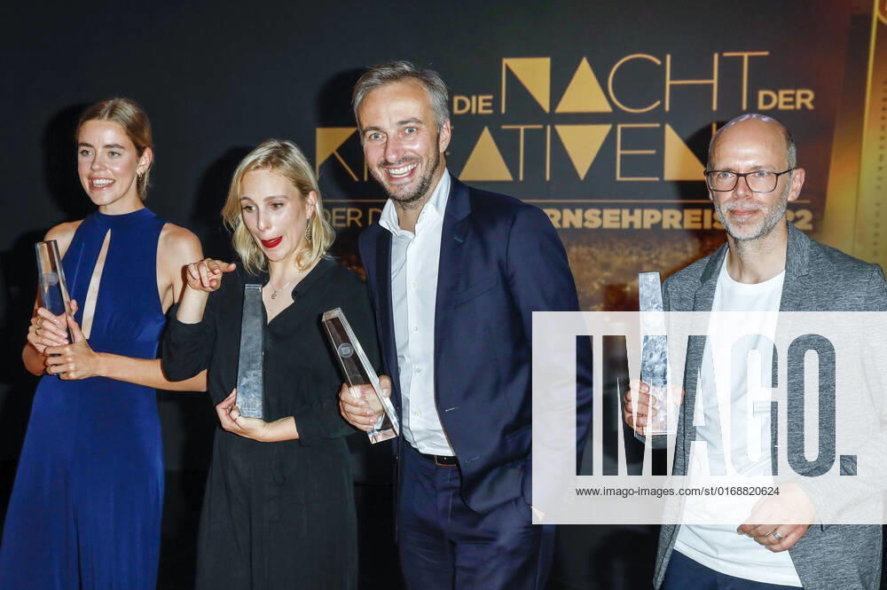 Nora Nagel, Hanna Herbst, Jan Böhmermann und Markus Hennig bei der Verleihung des Deutschen Fernsehpreises 2022 - Die Nacht der Kreativen im Studio Ehrenfeld. Köln