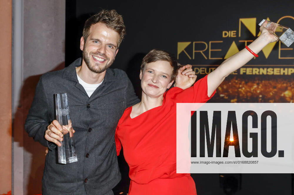 Lucas Stratmann und Katharina Schiele bei der Verleihung des Deutschen Fernsehpreises 2022 - Die Nacht der Kreativen im Studio Ehrenfeld. Köln