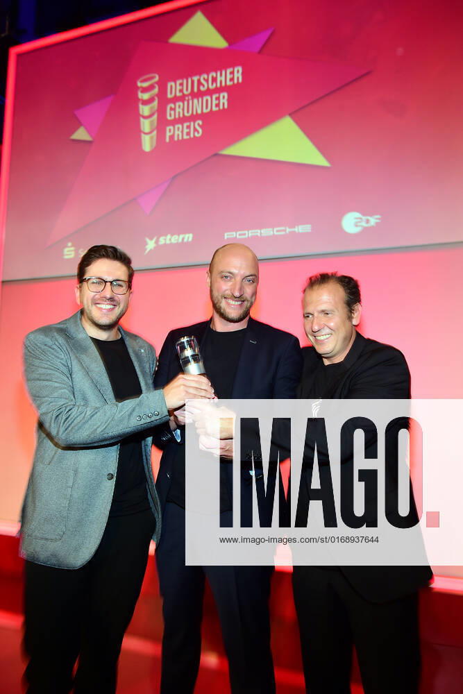 Verleihung des Deutschen Gründerpreises 2022 Aufsteiger: Die osapiens-Gründer Alberto Zamora (45), Stefan Wawrzinek (40) und Matthias Jungblut (35) haben Software-Lösungen entwickelt, aus Mannheim schaffen digitale Grundlage für nachhaltigere Lieferkette aus dem ZDF Hauptstadtstudio die Verleihung des Deutschen Gründerpreises in Berlin am 13.09.2022 in Berlin