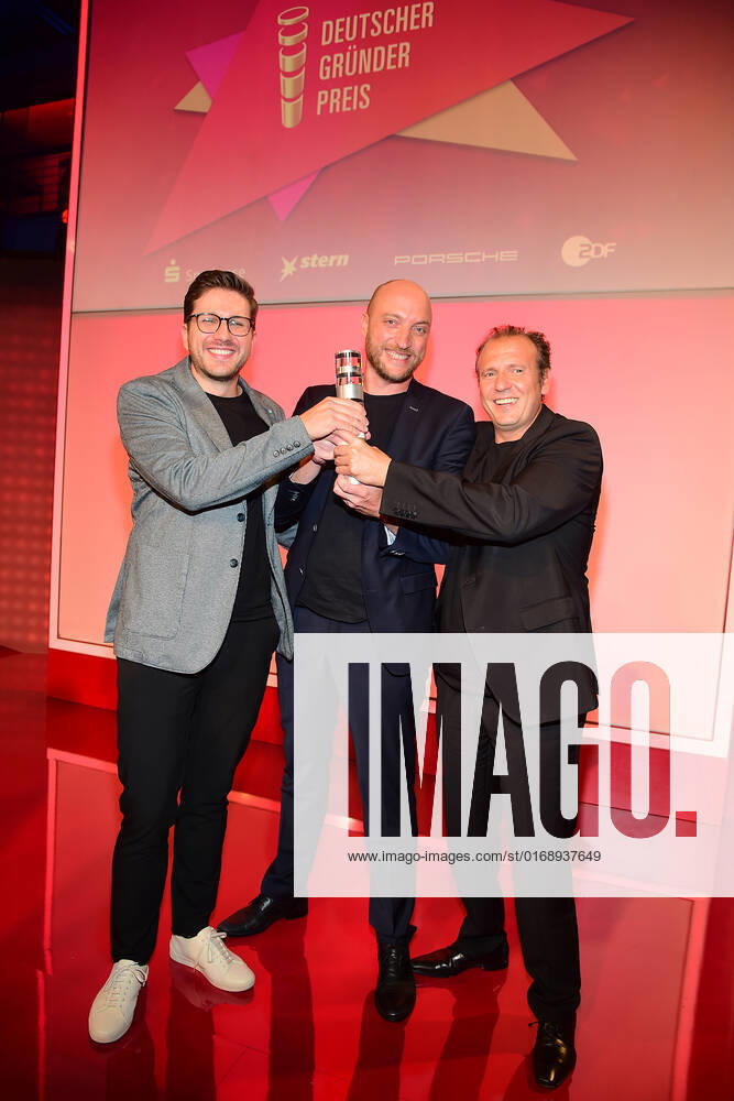 Verleihung des Deutschen Gründerpreises 2022 Aufsteiger: Die osapiens-Gründer Alberto Zamora (45), Stefan Wawrzinek (40) und Matthias Jungblut (35) haben Software-Lösungen entwickelt, aus Mannheim schaffen digitale Grundlage für nachhaltigere Lieferkette aus dem ZDF Hauptstadtstudio die Verleihung des Deutschen Gründerpreises in Berlin am 13.09.2022 in Berlin
