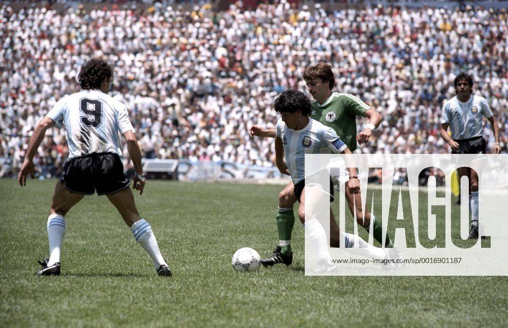 MARADONA Diego Armando FINALSPIEL Team_ARG und Klaus Allofs FIFA Fussball Weltmeisterschaften 1986 in Mexiko Finalspiel im Azteka Stadion FINALE Deutschland_Argentinien 2_3 in Mexiko_City Fussball Aktion