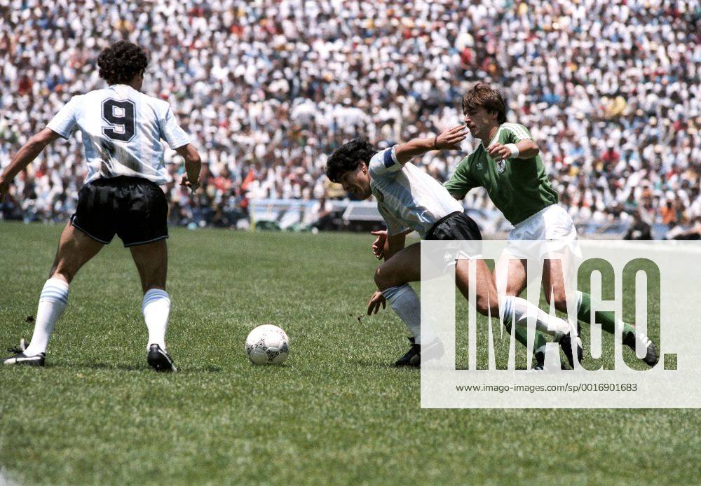MARADONA Diego Armando FINALSPIEL Team_ARG und Klaus Allofs FIFA Fussball Weltmeisterschaften 1986 in Mexiko Finalspiel im Azteka Stadion FINALE Deutschland_Argentinien 2_3 in Mexiko_City Fussball Aktion