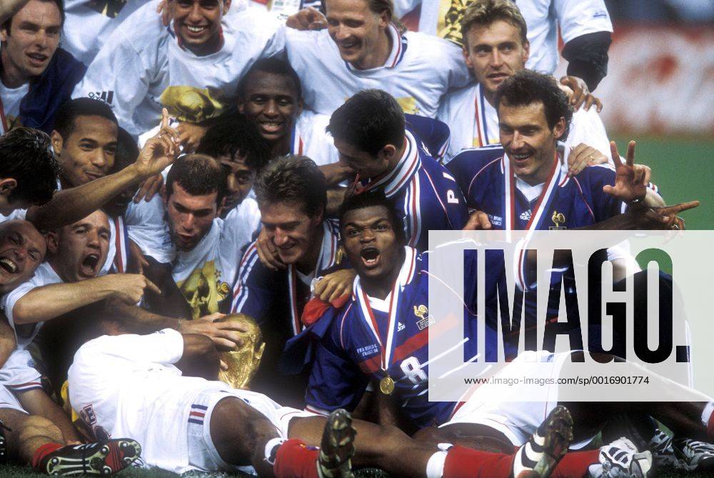 ZIDANE Zinedine Team_Frankreich Weltmeister mit WM_Pokal FIFA Fussball Weltmeisterschaften 1998 in Frankreich FINALE Frankreich_Brasilien Finalspiel Frankreich_Brasilien in Paris Stade de France Fussball Weltmeister Jubel