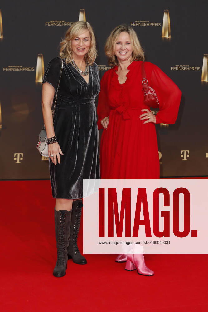 Der Deutsche Fernsehpreis 2021 Gesine Cukrowski und Ann-Kathrin Kramer auf dem roten Teppich bei der Verleihung Der Deutsche Fernsehpreis Die TV-Highlights des Jahres am 14. September in den MMC Studios Köln.