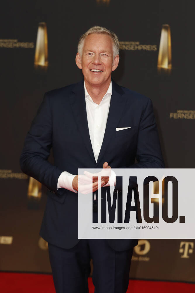 Der Deutsche Fernsehpreis 2021 Johannes B. Kerner auf dem roten Teppich bei der Verleihung Der Deutsche Fernsehpreis Die TV-Highlights des Jahres am 14. September in den MMC Studios Köln.