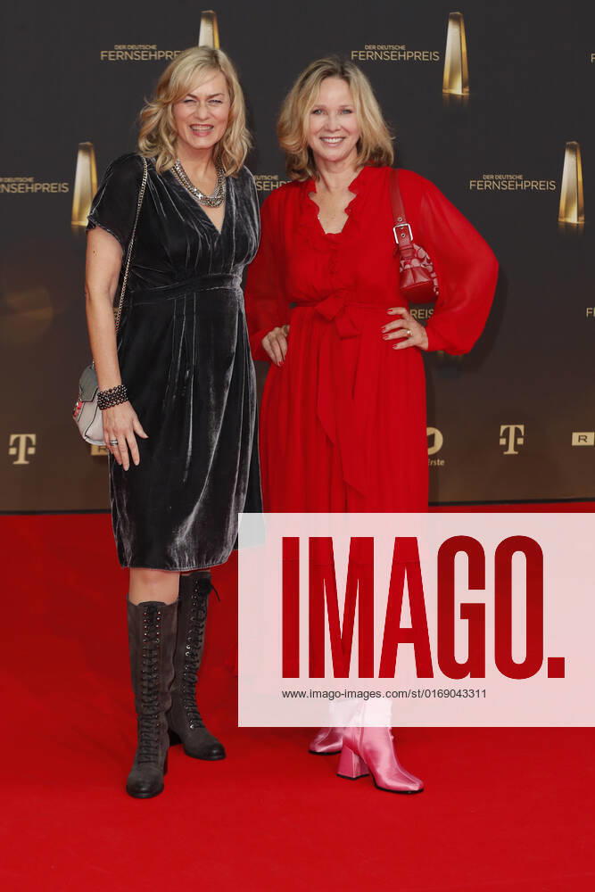 Der Deutsche Fernsehpreis 2021 Gesine Cukrowski und Ann-Kathrin Kramer auf dem roten Teppich bei der Verleihung Der Deutsche Fernsehpreis Die TV-Highlights des Jahres am 14. September in den MMC Studios Köln.
