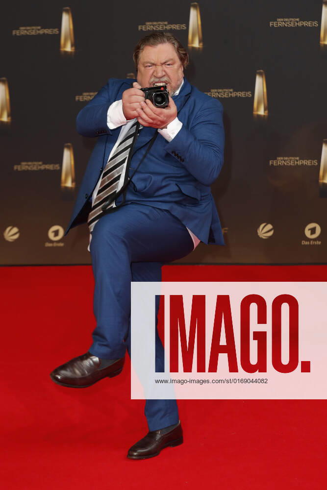 Der Deutsche Fernsehpreis 2021 Armin Rohde mit seiner Leica auf dem roten Teppich bei der Verleihung Der Deutsche Fernsehpreis Die TV-Highlights des Jahres am 14. September in den MMC Studios Köln.