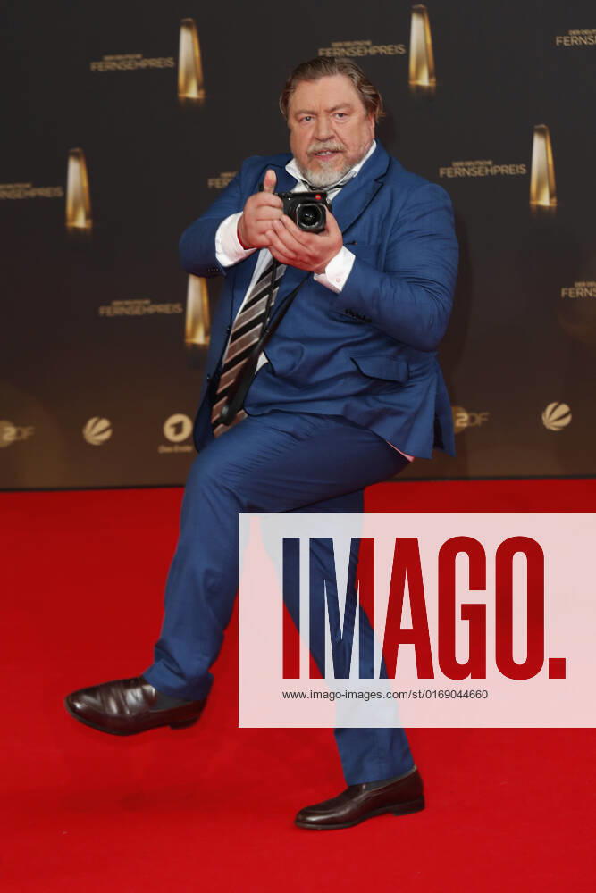 Der Deutsche Fernsehpreis 2021 Armin Rohde mit seiner Leica auf dem roten Teppich bei der Verleihung Der Deutsche Fernsehpreis Die TV-Highlights des Jahres am 14. September in den MMC Studios Köln.