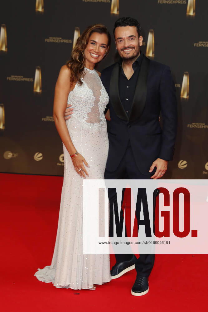 Der Deutsche Fernsehpreis 2021 Jana Ina Zarrella mit Ehemann Giovanni Zarrella auf dem roten Teppich bei der Verleihung Der Deutsche Fernsehpreis Die TV-Highlights des Jahres am 14. September in den MMC Studios Köln.