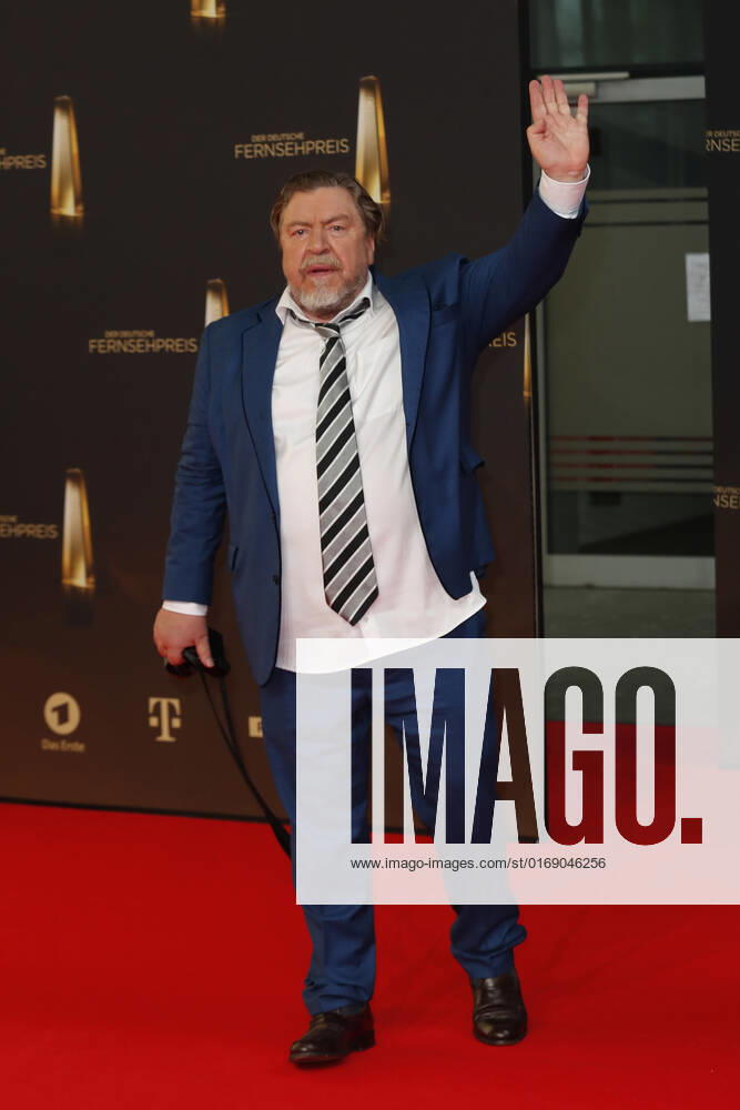 Der Deutsche Fernsehpreis 2021 Armin Rohde mit seiner Leica auf dem roten Teppich bei der Verleihung Der Deutsche Fernsehpreis Die TV-Highlights des Jahres am 14. September in den MMC Studios Köln.