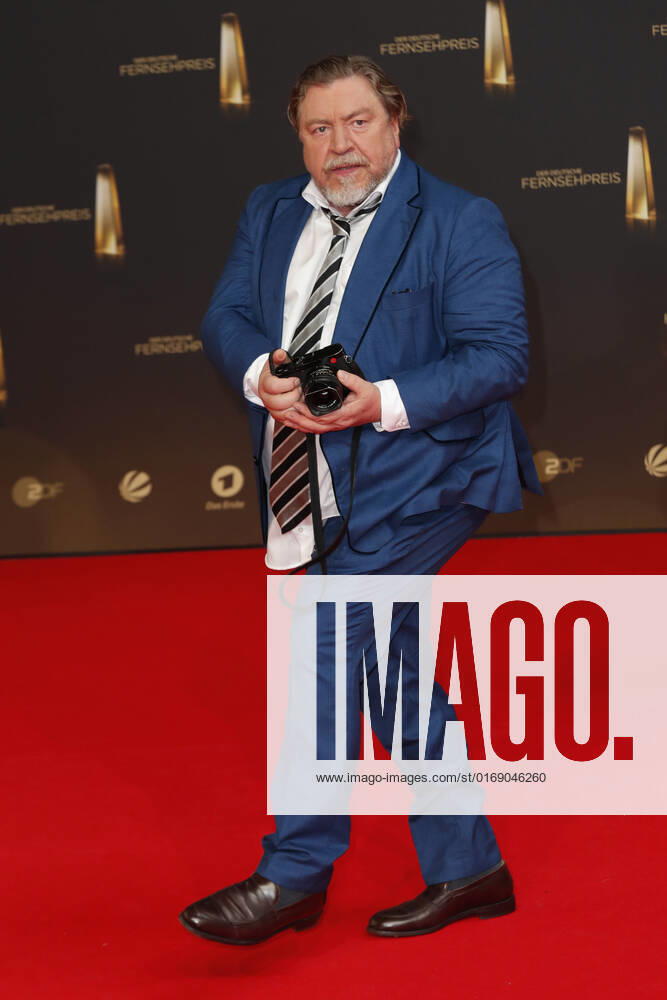Der Deutsche Fernsehpreis 2021 Armin Rohde mit seiner Leica auf dem roten Teppich bei der Verleihung Der Deutsche Fernsehpreis Die TV-Highlights des Jahres am 14. September in den MMC Studios Köln.