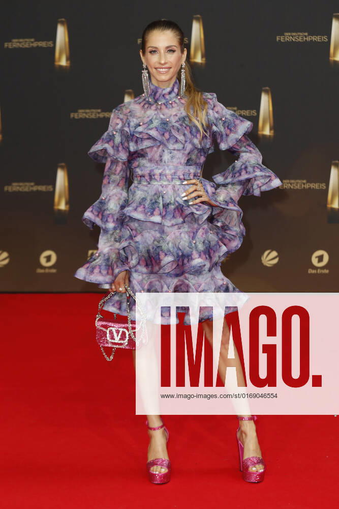 Der Deutsche Fernsehpreis 2021 Cathy Hummels auf dem roten Teppich bei der Verleihung Der Deutsche Fernsehpreis Die TV-Highlights des Jahres am 14. September in den MMC Studios Köln.