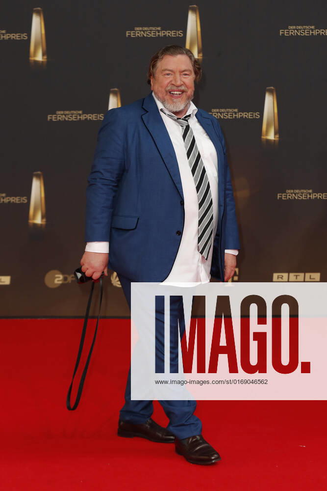 Der Deutsche Fernsehpreis 2021 Armin Rohde mit seiner Leica auf dem roten Teppich bei der Verleihung Der Deutsche Fernsehpreis Die TV-Highlights des Jahres am 14. September in den MMC Studios Köln.