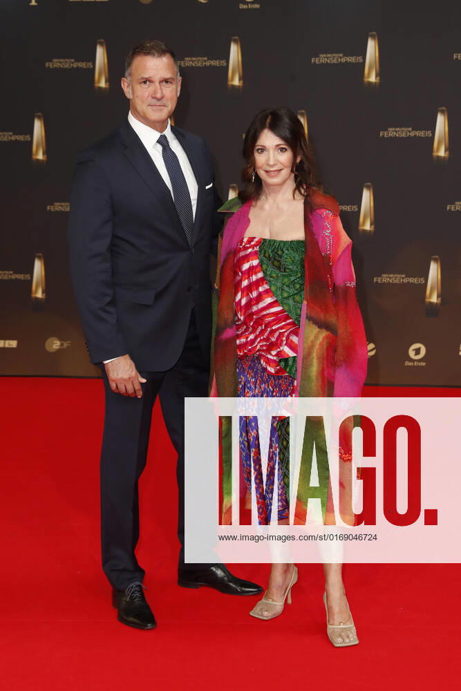 Der Deutsche Fernsehpreis 2021 Iris Berben mit Freund Heiko Kiesow auf dem roten Teppich bei der Verleihung Der Deutsche Fernsehpreis Die TV-Highlights des Jahres am 14. September in den MMC Studios Köln.