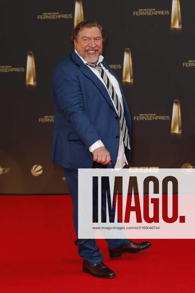 Der Deutsche Fernsehpreis 2021 Armin Rohde mit seiner Leica auf dem roten Teppich bei der Verleihung Der Deutsche Fernsehpreis Die TV-Highlights des Jahres am 14. September in den MMC Studios Köln.
