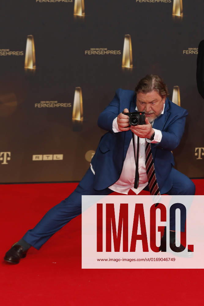Der Deutsche Fernsehpreis 2021 Armin Rohde mit seiner Leica auf dem roten Teppich bei der Verleihung Der Deutsche Fernsehpreis Die TV-Highlights des Jahres am 14. September in den MMC Studios Köln.