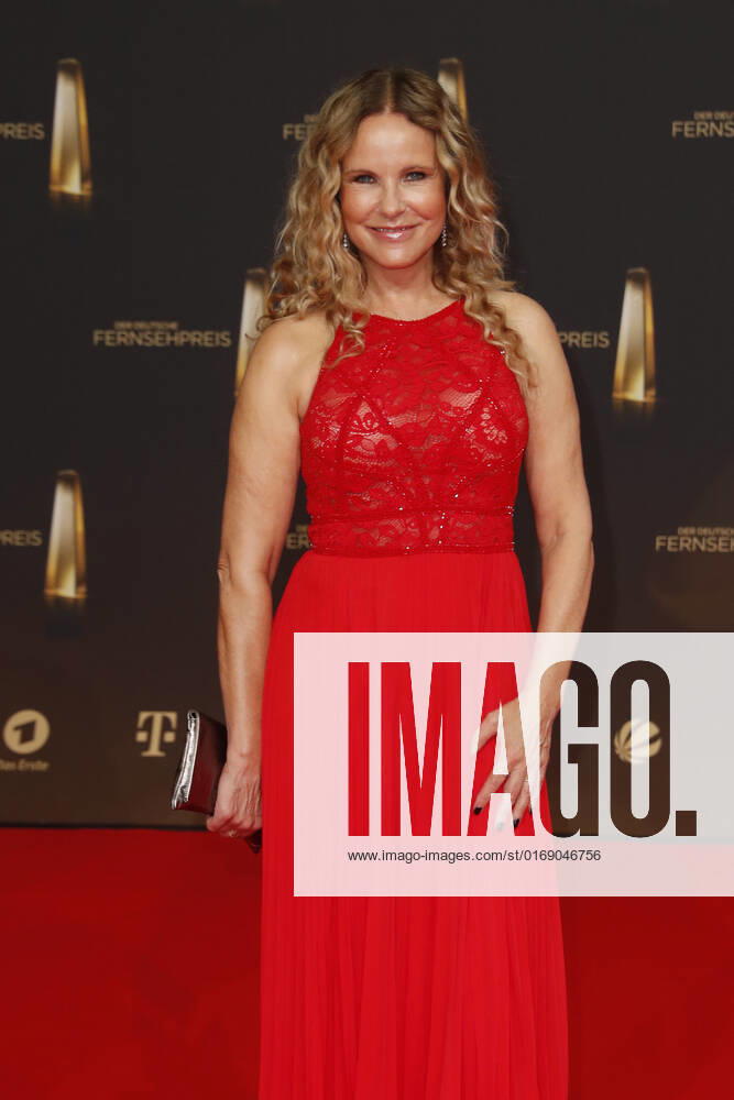 Der Deutsche Fernsehpreis 2021 Katja Burkard auf dem roten Teppich bei der Verleihung Der Deutsche Fernsehpreis Die TV-Highlights des Jahres am 14. September in den MMC Studios Köln.