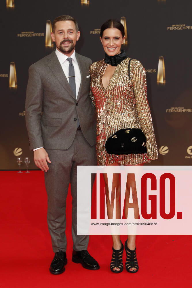 Der Deutsche Fernsehpreis 2021 Klaas Heufer-Umlauf mit Doris Golpashin auf dem roten Teppich bei der Verleihung Der Deutsche Fernsehpreis Die TV-Highlights des Jahres am 14. September in den MMC Studios Köln.