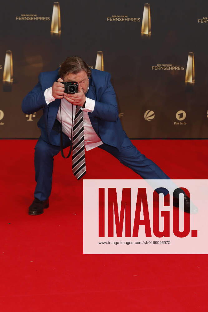 Der Deutsche Fernsehpreis 2021 Armin Rohde mit seiner Leica auf dem roten Teppich bei der Verleihung Der Deutsche Fernsehpreis Die TV-Highlights des Jahres am 14. September in den MMC Studios Köln.