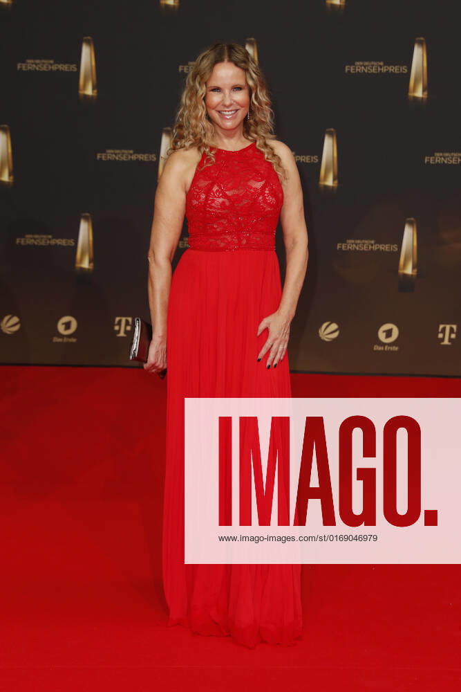 Der Deutsche Fernsehpreis 2021 Katja Burkard auf dem roten Teppich bei der Verleihung Der Deutsche Fernsehpreis Die TV-Highlights des Jahres am 14. September in den MMC Studios Köln.