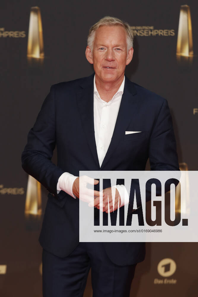Der Deutsche Fernsehpreis 2021 Johannes B. Kerner auf dem roten Teppich bei der Verleihung Der Deutsche Fernsehpreis Die TV-Highlights des Jahres am 14. September in den MMC Studios Köln.
