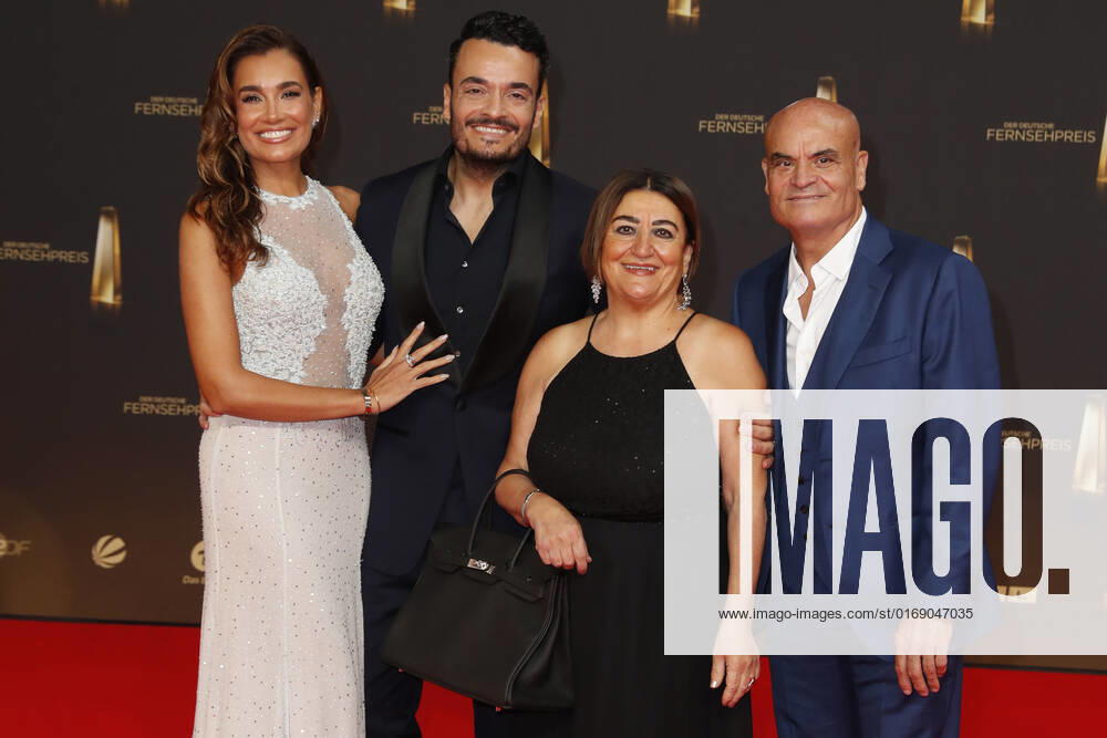 Der Deutsche Fernsehpreis 2021 Jana-Ina Zarrella, Giovanni Zarrella, Bruno Zarrella mit Frau Clementine Zarrella auf dem roten Teppich bei der Verleihung Der Deutsche Fernsehpreis Die TV-Highlights des Jahres am 14. September in den MMC Studios Köln.