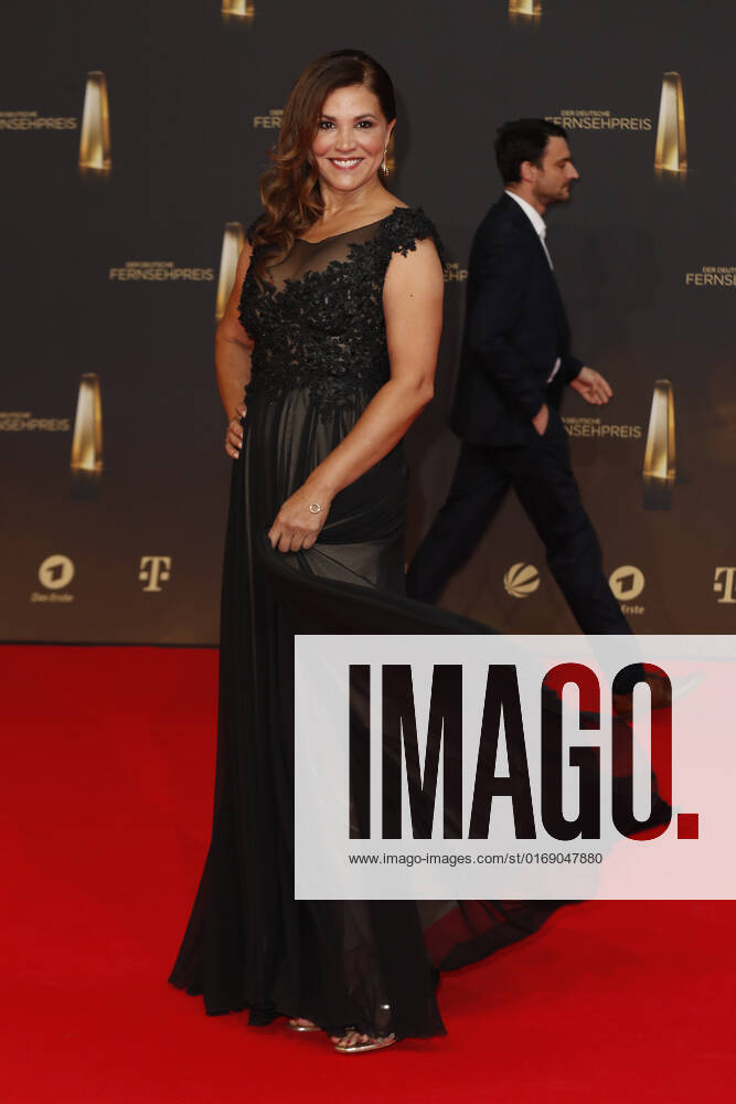 Der Deutsche Fernsehpreis 2021 Karen Webb auf dem roten Teppich bei der Verleihung Der Deutsche Fernsehpreis Die TV-Highlights des Jahres am 14. September in den MMC Studios Köln.