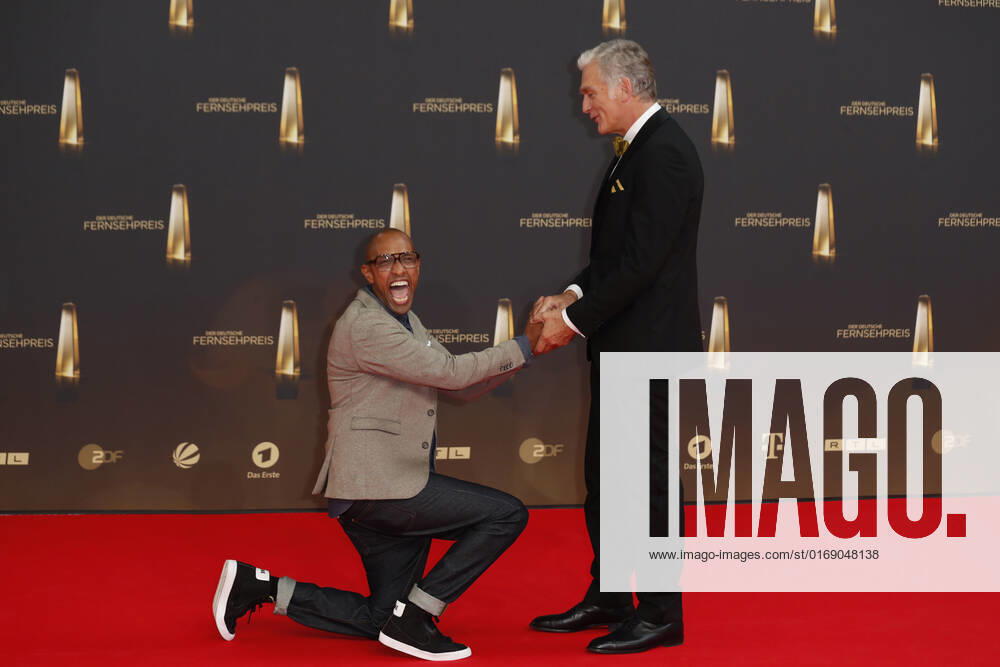 Der Deutsche Fernsehpreis 2021 Amiaz Habtu und Walter Sittler auf dem roten Teppich bei der Verleihung Der Deutsche Fernsehpreis Die TV-Highlights des Jahres am 14. September in den MMC Studios Köln.