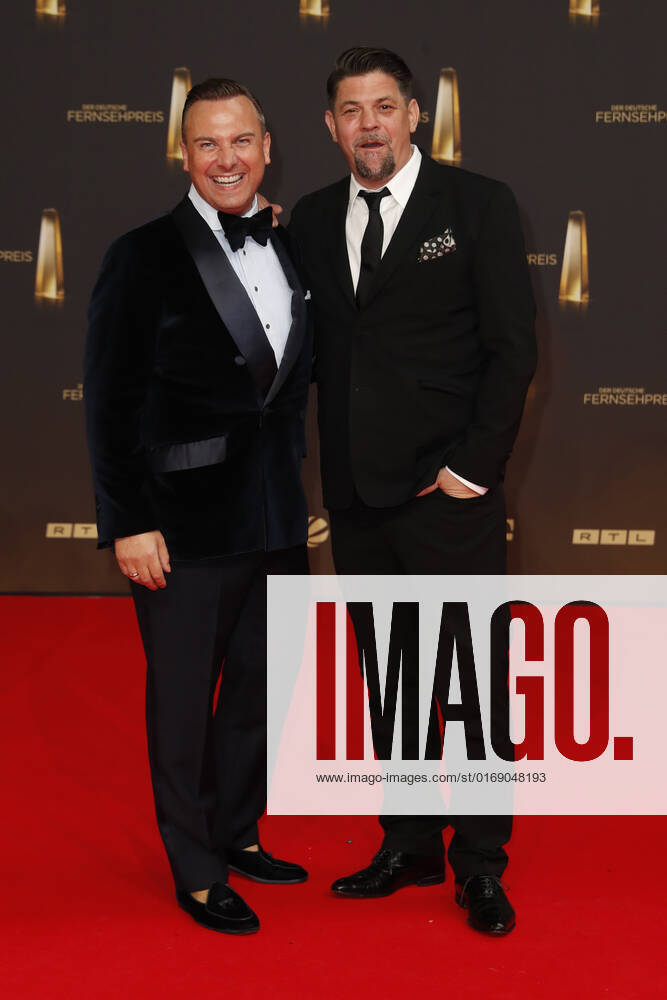 Der Deutsche Fernsehpreis 2021 Tim Raue und Tim Mälzer auf dem roten Teppich bei der Verleihung Der Deutsche Fernsehpreis Die TV-Highlights des Jahres am 14. September in den MMC Studios Köln.