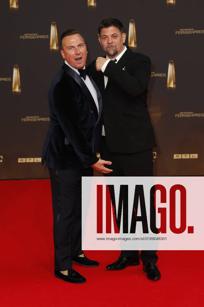 Der Deutsche Fernsehpreis 2021 Tim Raue und Tim Mälzer auf dem roten Teppich bei der Verleihung Der Deutsche Fernsehpreis Die TV-Highlights des Jahres am 14. September in den MMC Studios Köln.