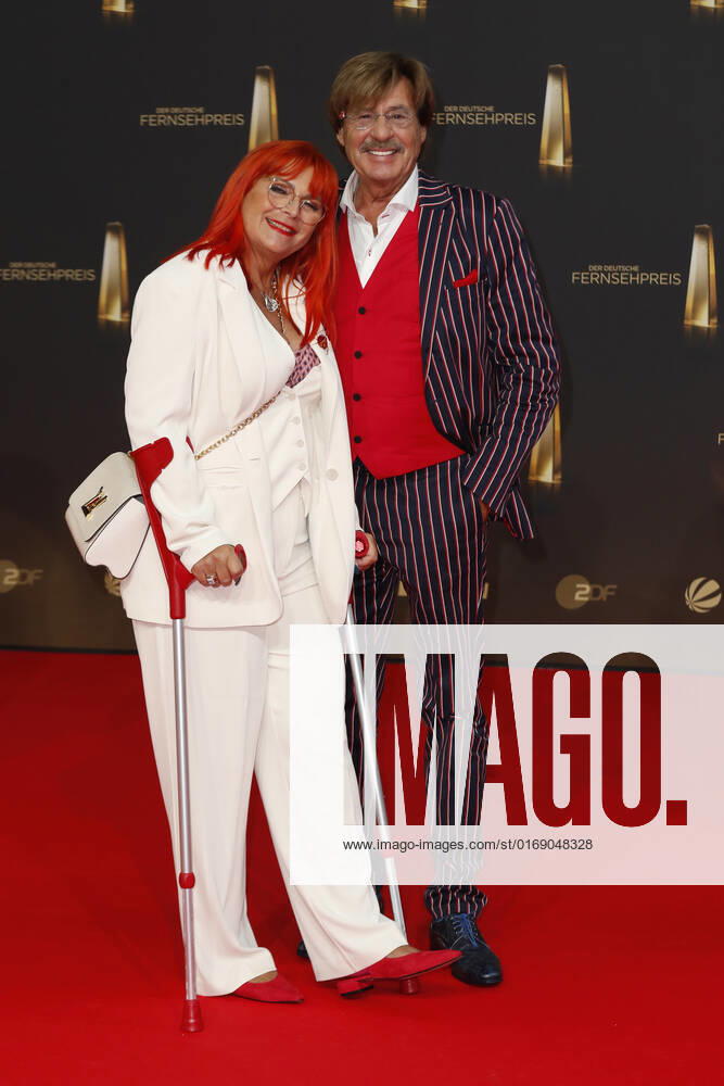 Der Deutsche Fernsehpreis 2021 Jörg Dräger und Frau auf dem roten Teppich bei der Verleihung Der Deutsche Fernsehpreis Die TV-Highlights des Jahres am 14. September in den MMC Studios Köln.