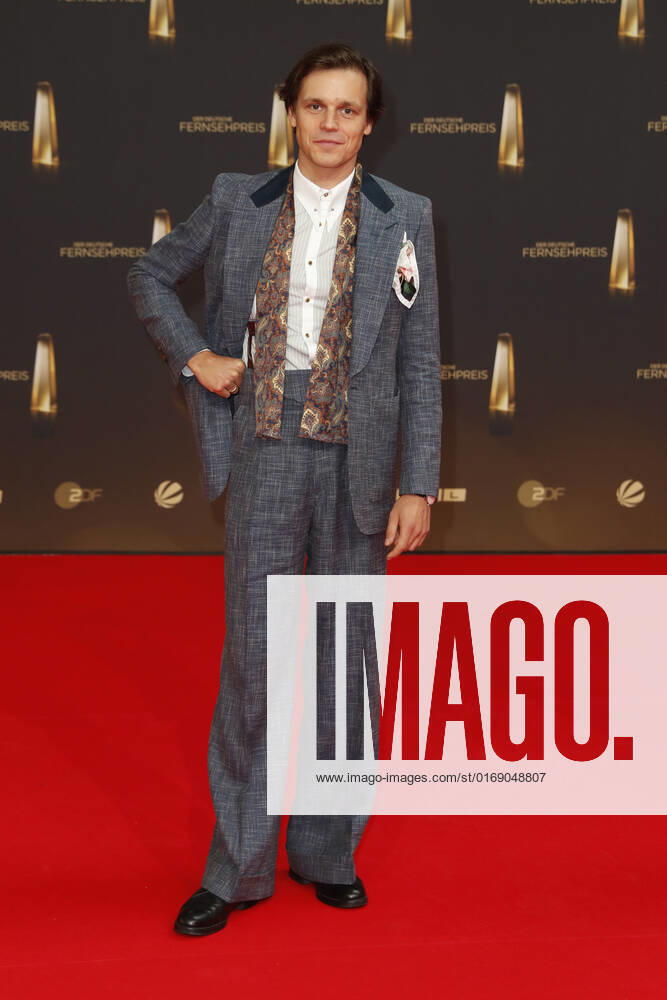 Der Deutsche Fernsehpreis 2021 Franz Hartwig auf dem roten Teppich bei der Verleihung Der Deutsche Fernsehpreis Die TV-Highlights des Jahres am 14. September in den MMC Studios Köln.