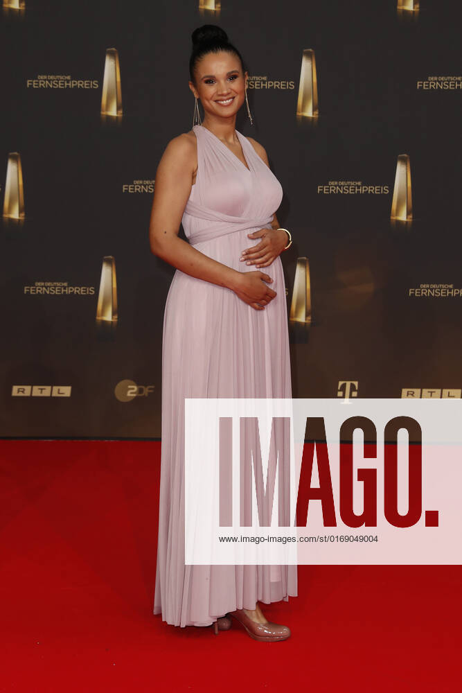 Der Deutsche Fernsehpreis 2021 Charlotte Maihoff (schwanger) auf dem roten Teppich bei der Verleihung Der Deutsche Fernsehpreis Die TV-Highlights des Jahres am 14. September in den MMC Studios Köln.