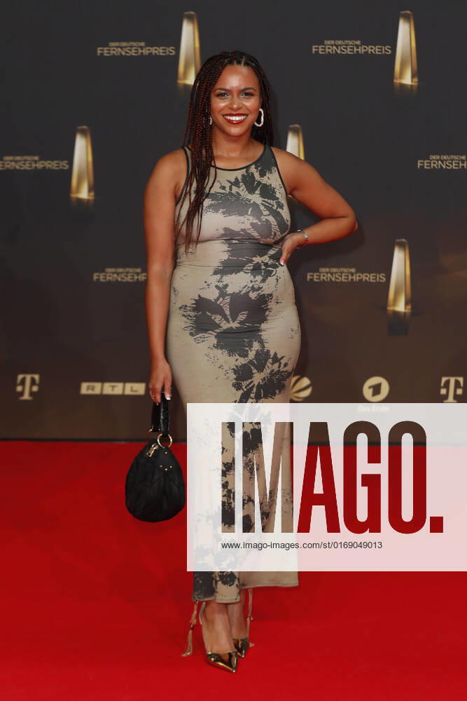 Der Deutsche Fernsehpreis 2021 Aminata Belli auf dem roten Teppich bei der Verleihung Der Deutsche Fernsehpreis Die TV-Highlights des Jahres am 14. September in den MMC Studios Köln.