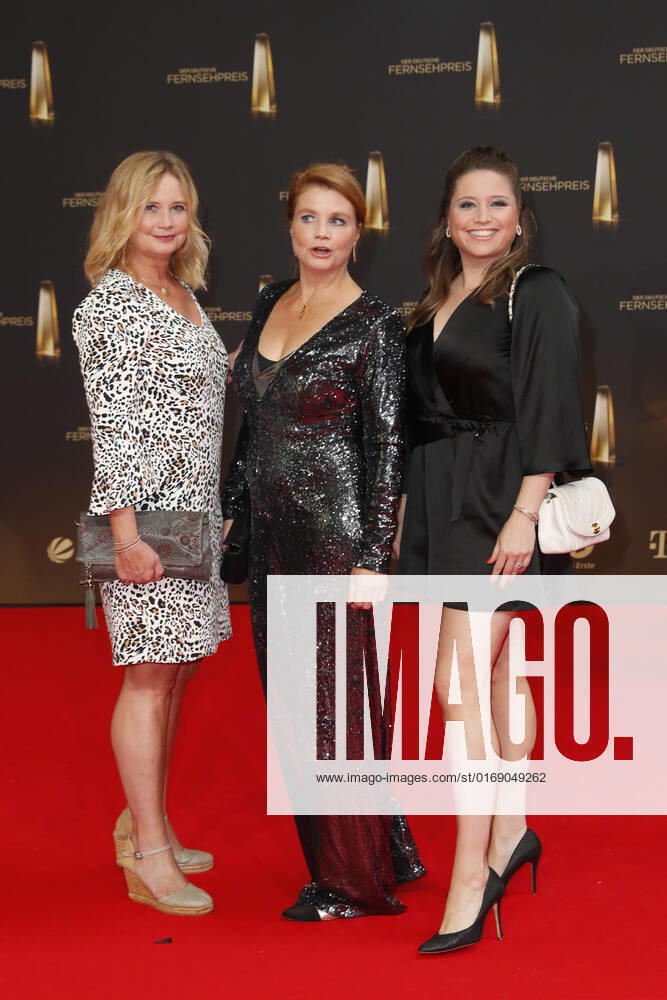 Der Deutsche Fernsehpreis 2021 Annette Frier, Sabine Frier, Caroline Maria Frier auf dem roten Teppich bei der Verleihung Der Deutsche Fernsehpreis Die TV-Highlights des Jahres am 14. September in den MMC Studios Köln.