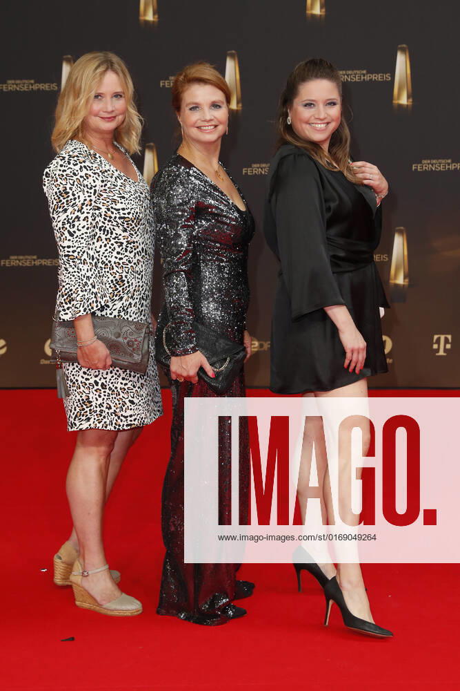 Der Deutsche Fernsehpreis 2021 Annette Frier, Sabine Frier, Caroline Maria Frier auf dem roten Teppich bei der Verleihung Der Deutsche Fernsehpreis Die TV-Highlights des Jahres am 14. September in den MMC Studios Köln.