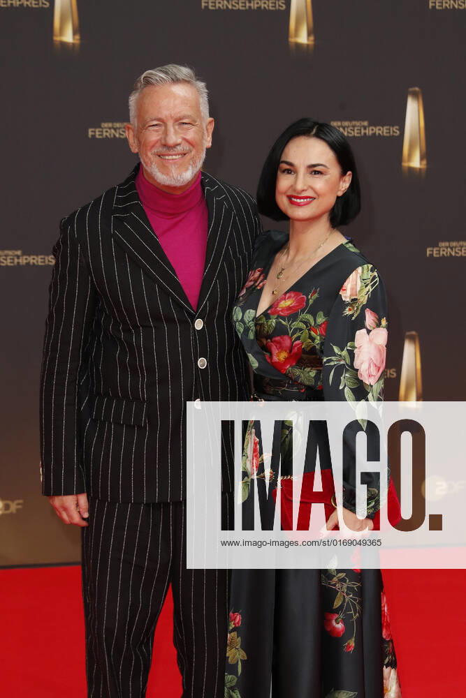 Der Deutsche Fernsehpreis 2021 Otto Steiner, Mimi Fiedler auf dem roten Teppich bei der Verleihung Der Deutsche Fernsehpreis Die TV-Highlights des Jahres am 14. September in den MMC Studios Köln.