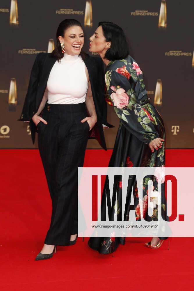 Der Deutsche Fernsehpreis 2021 Tahnee Schaffarczyk (Stand Up Comedian) und Mimi Fiedler auf dem roten Teppich bei der Verleihung Der Deutsche Fernsehpreis Die TV-Highlights des Jahres am 14. September in den MMC Studios Köln.