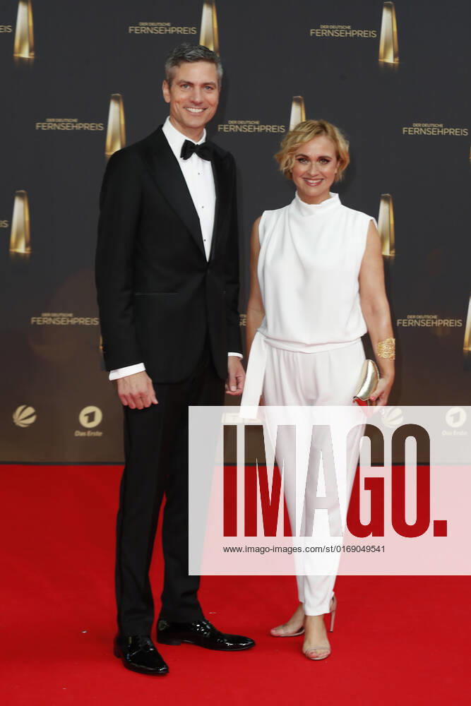 Der Deutsche Fernsehpreis 2021 Ingo Zamporonis, Caren Miosga (Moderatorin) auf dem roten Teppich bei der Verleihung Der Deutsche Fernsehpreis Die TV-Highlights des Jahres am 14. September in den MMC Studios Köln.