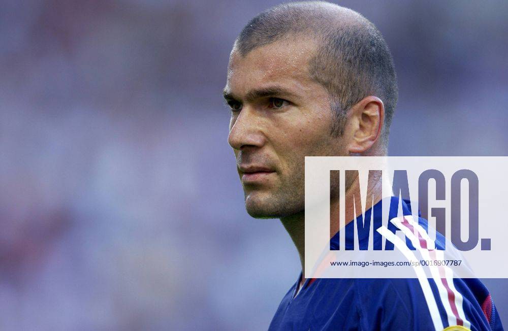 ZIDANE Zinedine Team Frankreich 1 4 Finale GRE - FRA 1: 0 in Lissabon. Fussball Portrait. UEFA Fussball Europameisterschaften 2004 in Portugal Copyright
