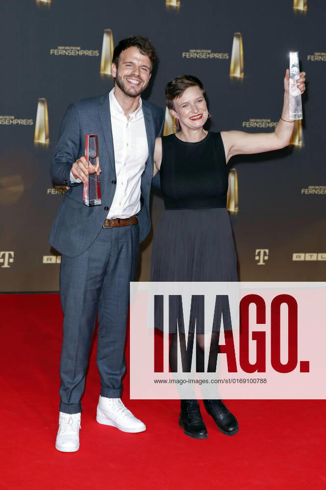 Lucas Stratmann und Katharina Schiele bei der Verleihung des Deutschen Fernsehpreises 2022 in den MMC Studios. Köln