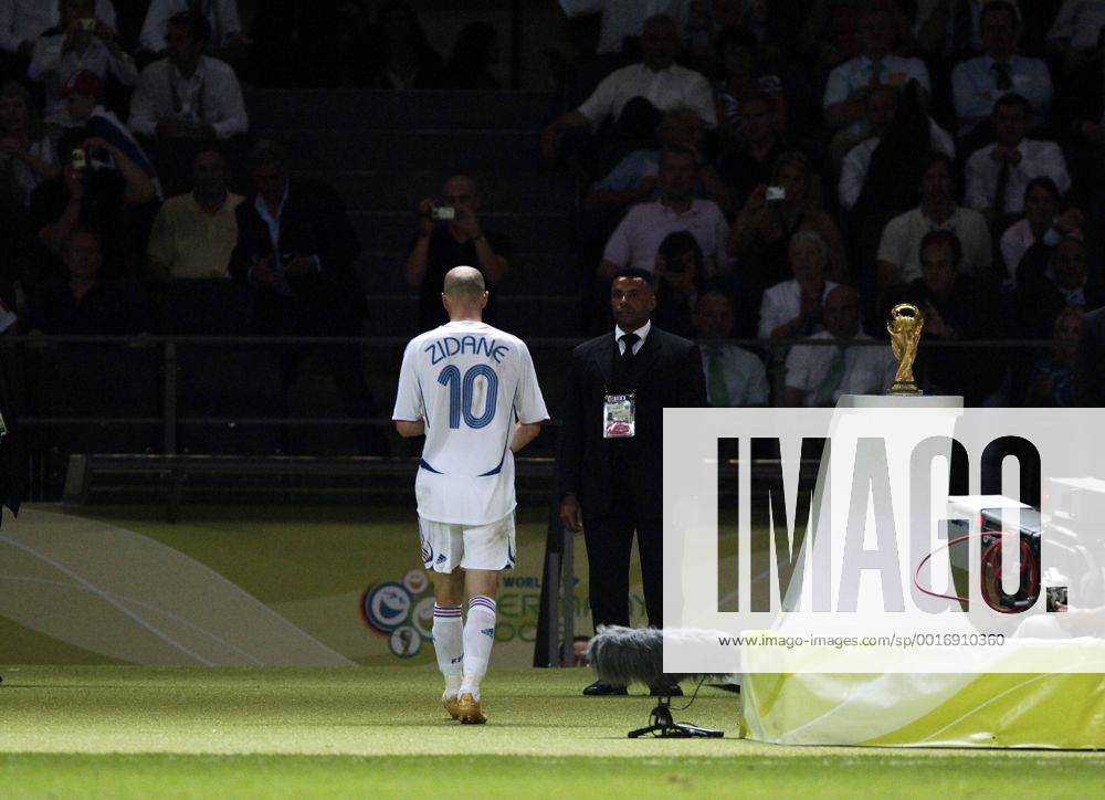 ZIDANE Zinedine Team_Frankreich verlaesst den Platz nach seinem Platzverweis wegen Kopfstosses gegen seinen Gegenspieler MATERAZZI Marco FIFA_Fussball Weltmeisterschaften 2006 in Deutschland Fussball Finale Italien-Frankreich im Berliner Olympiastadion