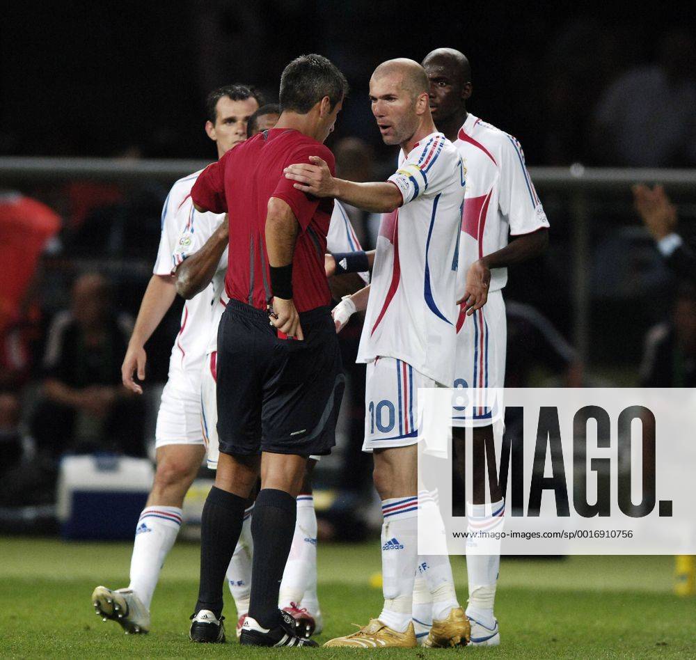 ZIDANE Zinedine Team_Frankreich erhaelt die rote Karte vom Schiedsrichter ELIZONDO Horacio wegen Kopfstosses gegen seinen Gegenspieler MATERAZZI Marco Team Italien FIFA_Fussball Weltmeisterschaften 2006 in Deutschland Fussball Finale Italien-Frankreich im Berliner Olympiastadion