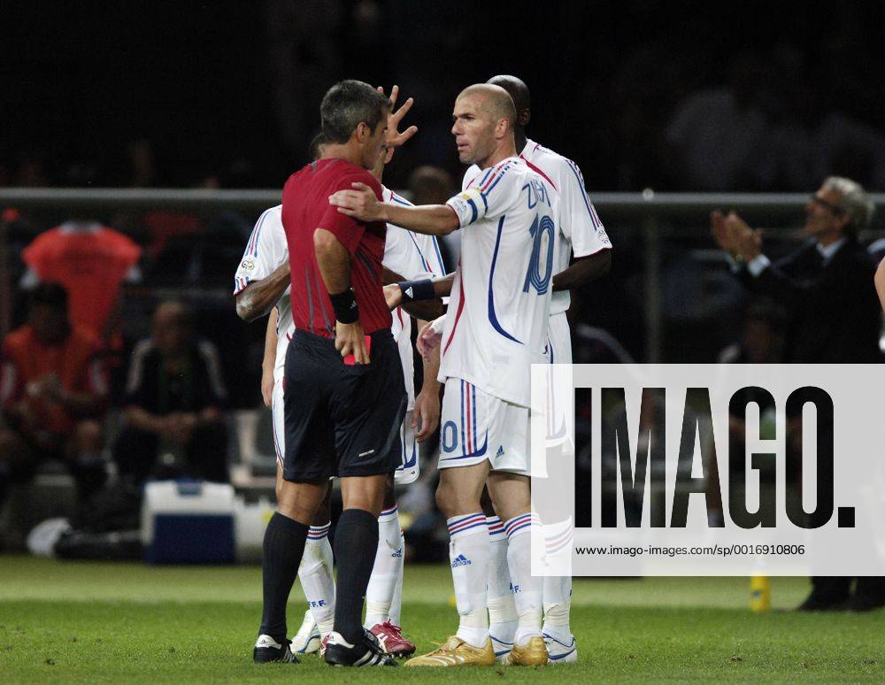 ZIDANE Zinedine Team_Frankreich erhaelt die rote Karte vom Schiedsrichter ELIZONDO Horacio wegen Kopfstosses gegen seinen Gegenspieler MATERAZZI Marco Team Italien FIFA_Fussball Weltmeisterschaften 2006 in Deutschland Fussball Finale Italien-Frankreich im Berliner Olympiastadion