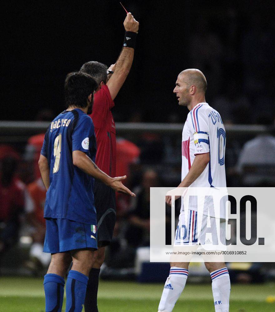 ZIDANE Zinedine Team_Frankreich erhaelt die rote Karte vom Schiedsrichter ELIZONDO Horacio wegen Kopfstosses gegen seinen Gegenspieler MATERAZZI Marco Team Italien FIFA_Fussball Weltmeisterschaften 2006 in Deutschland Fussball Finale Italien-Frankreich im Berliner Olympiastadion