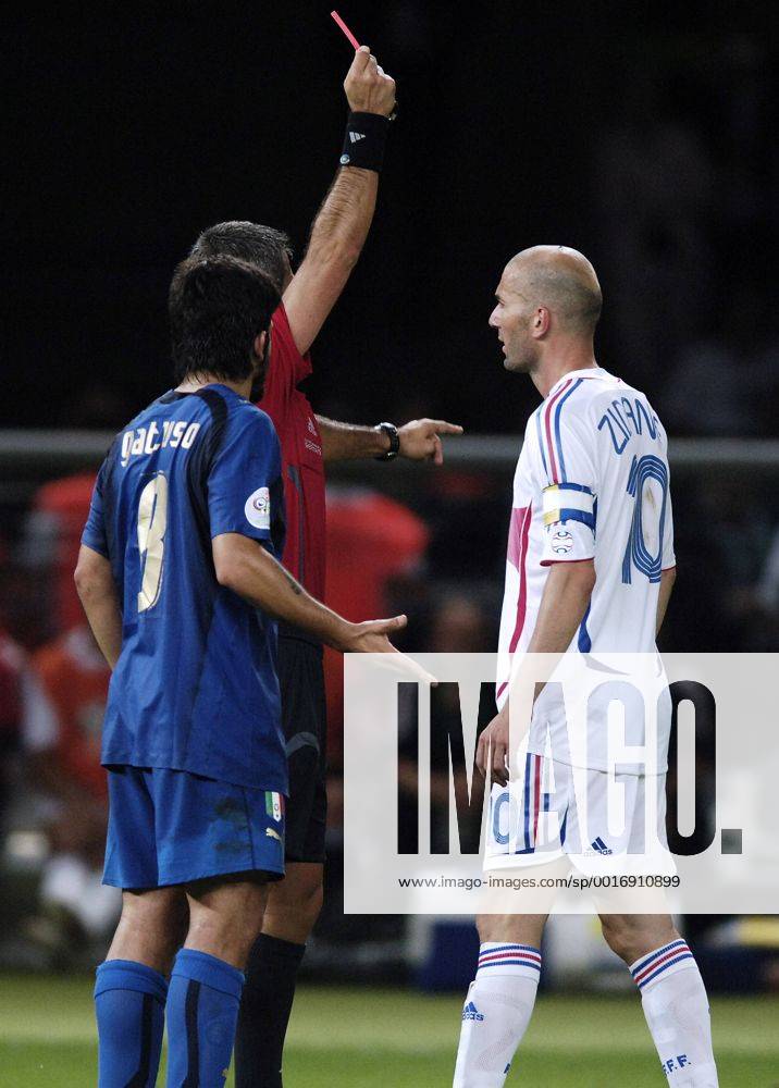 ZIDANE Zinedine Team_Frankreich erhaelt die rote Karte vom Schiedsrichter ELIZONDO Horacio wegen Kopfstosses gegen seinen Gegenspieler MATERAZZI Marco Team Italien FIFA_Fussball Weltmeisterschaften 2006 in Deutschland Fussball Finale Italien-Frankreich im Berliner Olympiastadion