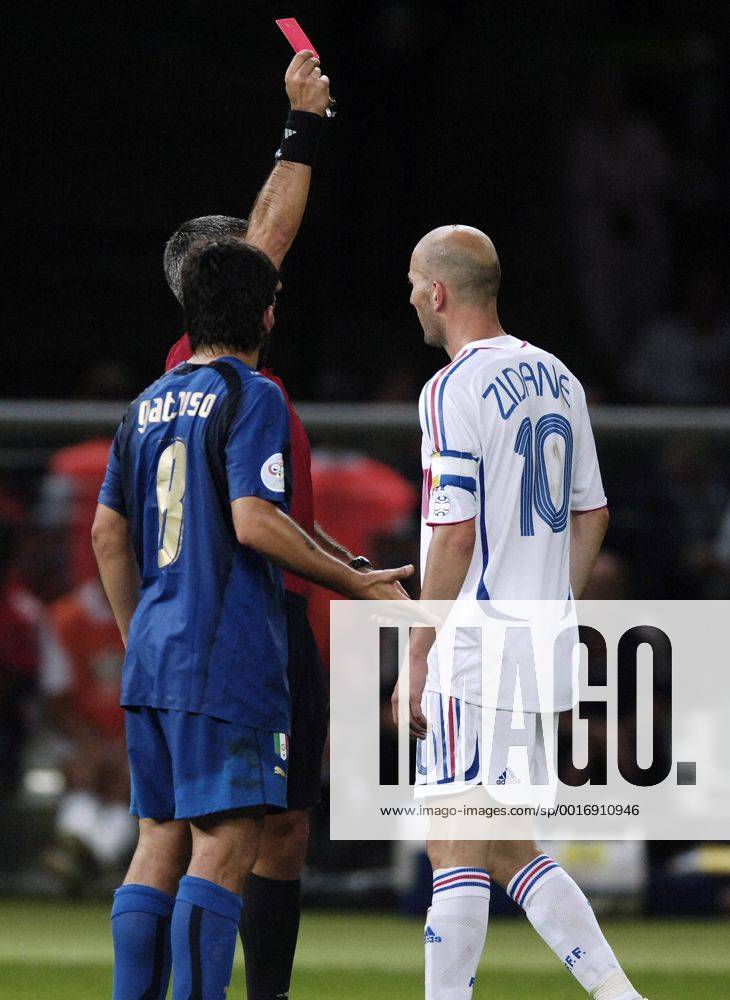 ZIDANE Zinedine Team_Frankreich erhaelt die rote Karte vom Schiedsrichter ELIZONDO Horacio wegen Kopfstosses gegen seinen Gegenspieler MATERAZZI Marco Team Italien FIFA_Fussball Weltmeisterschaften 2006 in Deutschland Fussball Finale Italien-Frankreich im Berliner Olympiastadion