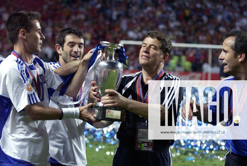 Fußball, EM Finale 2004 in Lissabon, Portugal - Griechenland 0:1 REHHAGEL Otto Trainer Fussball Europameister 2004 Team Griechenland Finale Griechenland - Portugal 1: 0 in Lissabon. Fussball Jubel mit Pokal. UEFA Fussball Europameisterschaften 2004 in Portugal Copyright