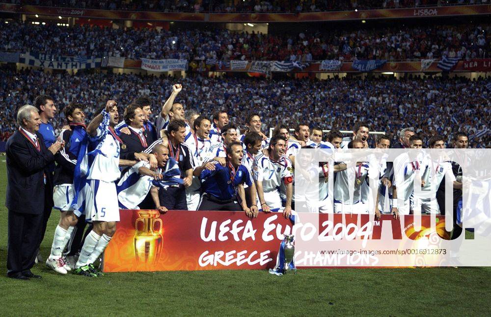 Fußball, EM Finale 2004 in Lissabon, Portugal - Griechenland 0:1 EUROPAMEISTER 2004 Team Griechenland Manschaft Siegeehrung Finale Griechenland - Portugal 1: 0 in Lissabon. Fussball Jubel mit Pokal. UEFA Fussball Europameisterschaften 2004 in Portugal Copyright