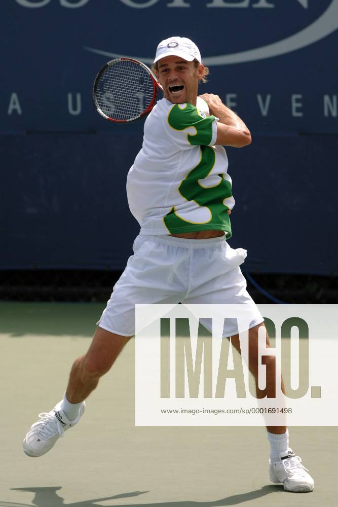 Gustavo Kuerten (Brasilien) - Vorhand Tennis Herren US Open 2005, Grand Slam, ATP Tour, Hartplatz, Hardcourt, Hartplatztennis, Hartplatzturnier Einzelbild Flushing Meadows, Meadows New York Dynamik,